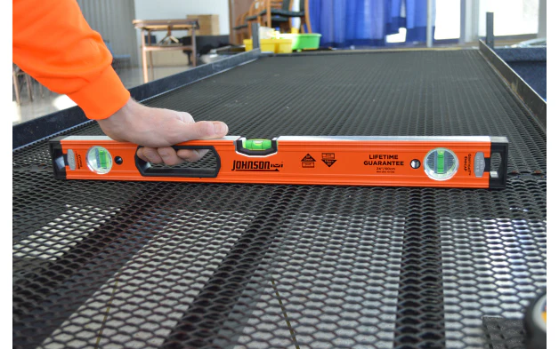 Johnson Level 24" Heavy Duty Aluminum Box Level - Image 2